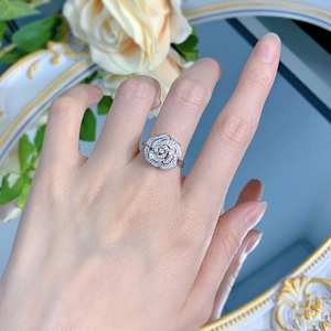 Elegante anello camelia in argento S925 con zirconi incastonati sulla mano