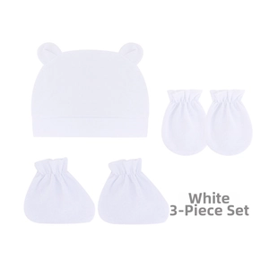 Détail du kit de naissance blanc 3 pièces avec bonnet à oreilles d'ours et mouffles
