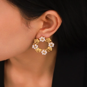 Boucles d'oreilles élégantes en fleurs dorées et perles sur modèle style vintage