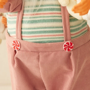 Salopette per bambole in velluto rosa con maglione a righe e bottoni a vortice