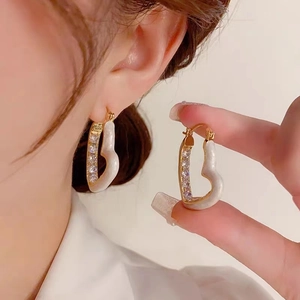 Orecchini a cuore dorati stile francese con smalto bianco e dettagli in zircone