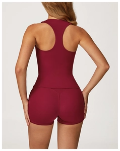 Dettaglio del design racerback di un top sportivo da yoga rosso scuro per donna
