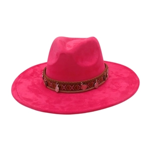 Détail du chapeau fedora rose fuchsia avec bande tissée bohème et breloques en métal