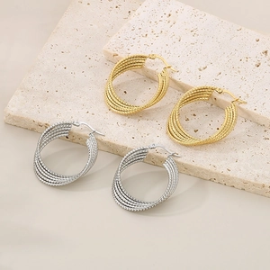 Twisted rope chain hoop earrings in gold and silver finish made of stainless steel