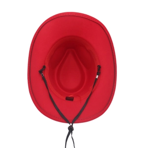 Dettaglio interno del cappello da cowboy in feltro rosso con cordino regolabile e fascia