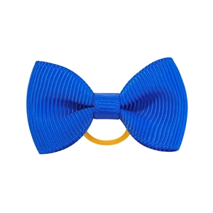 Detailansicht einer blauen Ripsbandschleife mit einem elastischen orangen Haargummi