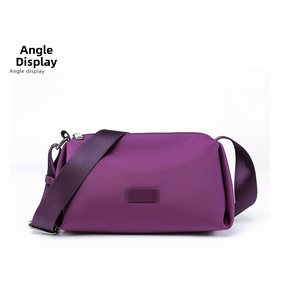 Vista frontal de un bolso bandolera morado de tela de nailon resistente a los arañazos