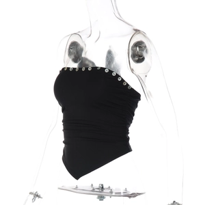 Détail d'un haut bustier noir sans bretelles avec bordure pailletée et côtés froncés