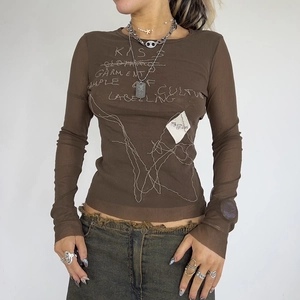 Détails du haut en tulle marron transparent avec imprimé graffiti et broderie blanche
