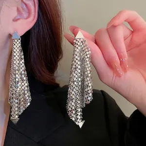 Boucles d'oreilles pendantes en maille triangle argentée avec franges minimalistes