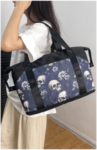 Grande borsa da palestra con stampa teschio e fiori mostrata su una modella viaggi.