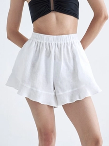 Détail du short blanc à taille haute élastique avec ourlet à volants et lin texturé