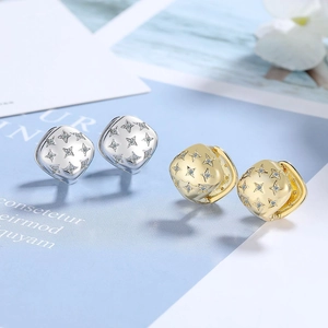 Square hoop earrings with star engraving and cubic zirconia in gold and silver finish