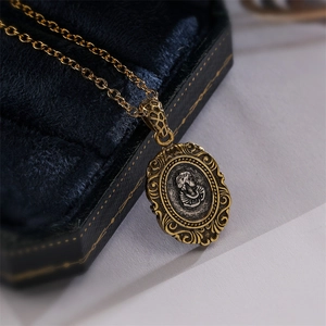 Vue détaillée du médaillon ovale en bronze vintage avec relief classique gaufré