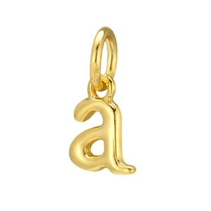 Pendentif lettre minuscule 'a' en argent sterling 925 doré poli sur fond blanc