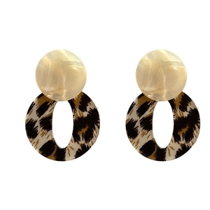 Orecchini pendenti ovali leopardati con perla beige sintetica dallo stile retrò chic