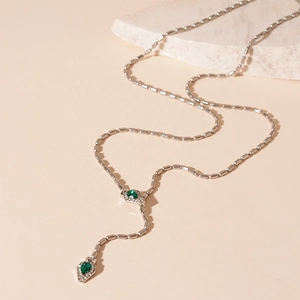 Collier en Y argenté avec pierres vert émeraude et détails en zircons brillants