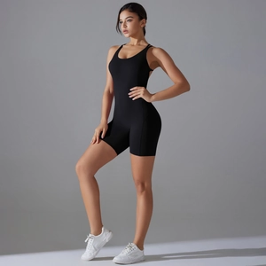 Détail d'une combinaison de yoga noire à haute élasticité avec design effet push-up