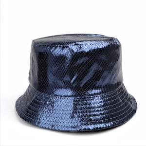 Détail du chapeau bob bleu foncé à texture serpent et bordure à surpiqûres multiples