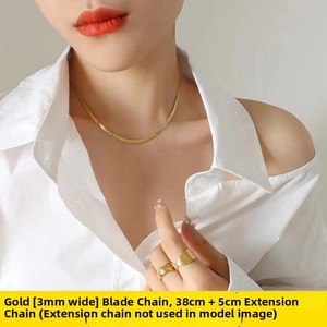 Detail einer 3mm Gold-Schlangenkette mit 38cm Länge und 5cm Verlängerung am Model