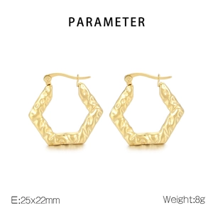 Détail de boucles d'oreilles dorées 25x22mm en acier inoxydable avec texture martelée