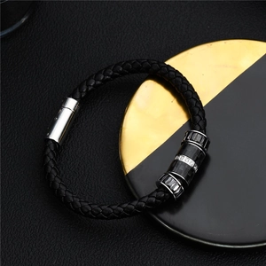 Detail eines schwarzen Lederarmbands mit Kohleperle und Edelstahl-Magnetverschluss