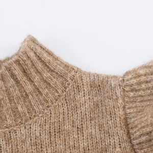 Gros plan sur une robe en maille camel avec texture mohair douce et manches à volants
