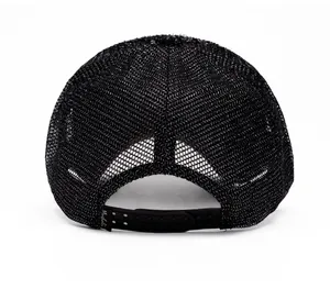 Vue arrière de casquette de baseball en filet noir avec fermeture snapback réglable