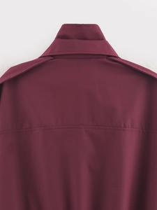 Détail du col et des épaulettes de la veste bordeaux montrant le sergé et la couture