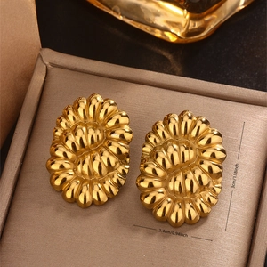 Macro shot of 18K gold plated vintage shell earrings with 3cm height measurement details