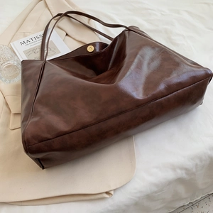 Grand sac cabas vintage en similicuir marron avec finition brillante et boucle dorée