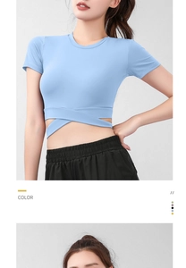 Detalle del crop top azul claro con un diseño cruzado elegante en la cintura para yoga