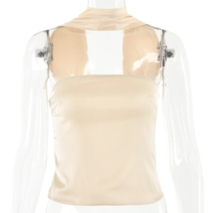 Detail van beige satijnen strapless top met bijpassende halternek en glanzende stof