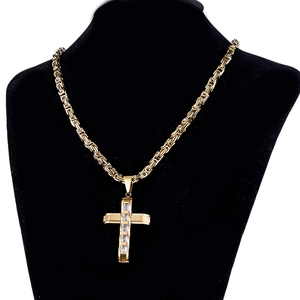 Goldene Byzantinische Kette mit Zirkonia-Kreuzanhänger auf einem schwarzen Büstenmodell