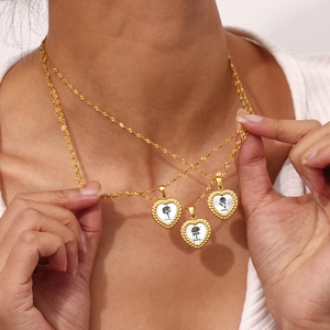 Superposition détaillée de colliers cœur en acier inoxydable doré 18K avec fleurs de naissance