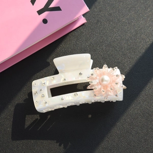 Perlmuttweiße Haarklammer mit rosa 3D-Blume, Perlen und funkelnden Strasssteinen