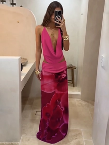 Ensemble floral rose deux pièces avec haut dos nu et jupe longue en maille pour l'été
