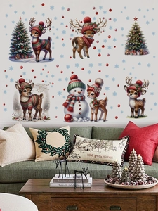 Détail de stickers muraux de Noël avec renne et bonhomme de neige dans un salon douillet