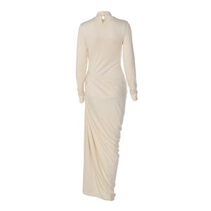 Détail d'une robe crème ajustée à manches longues avec drapé et fronces élégants