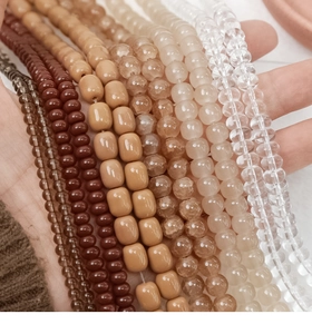 Dettaglio di perline di vetro in stile tè al latte per creazione gioielli DIY