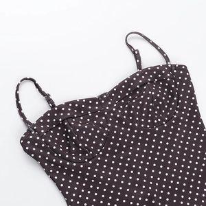 Dettaglio di un abito a pois bianchi con spalline sottili e coppe del reggiseno sagomate