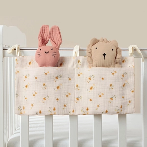 Détail du sac organisateur de lit bébé en mousseline de coton à motifs floraux
