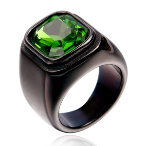 Nahaufnahme eines Herrenrings mit großem grünem Edelstein und schwarzem Metallgehäuse