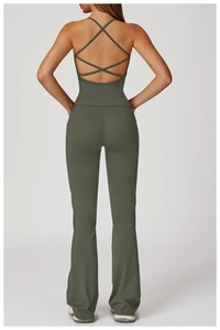 Vue arrière du débardeur croisé et legging évasé vert armée pour le fitness et le yoga