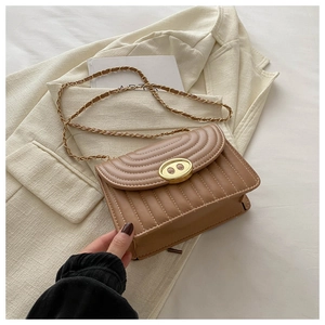 Dettaglio borsa in pelle PU kaki con trapuntatura verticale, chiusura dorata e tracolla a catena