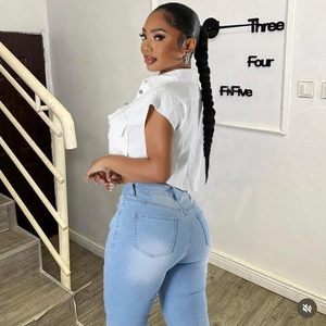 Haut blanc ajusté à manches courtes et jean skinny bleu clair pour femmes tendance