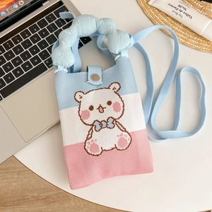 Dettaglio borsa a tracolla in maglia per telefono con orsetto carino e colori pastello