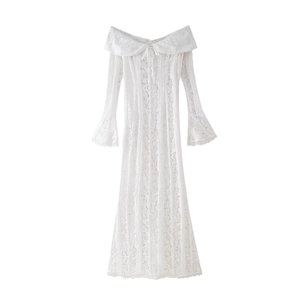 Robe longue élégante en dentelle blanche à épaules dénudées avec des manches cloche évasées