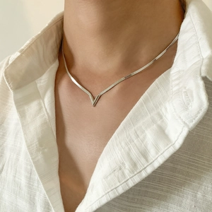 Collar minimalista de plata para hombre con colgante en V y cadena de serpiente