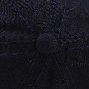 Detalle macro de gorra de algodón azul marino con costuras reforzadas de alta calidad